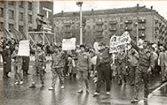 Колонна воинов-афганцев во время первомайской демонстрации на Октябрьской площади. 1990 г. ф/ф 65(п)46