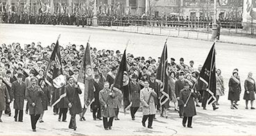 Колонна трудящихся на первомайской демонстрации в г.Перми. 1980 г. ф/ф 61(п)8040
