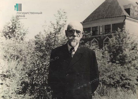 Дмитрий Мильтиадович Марко в саду ПГУ