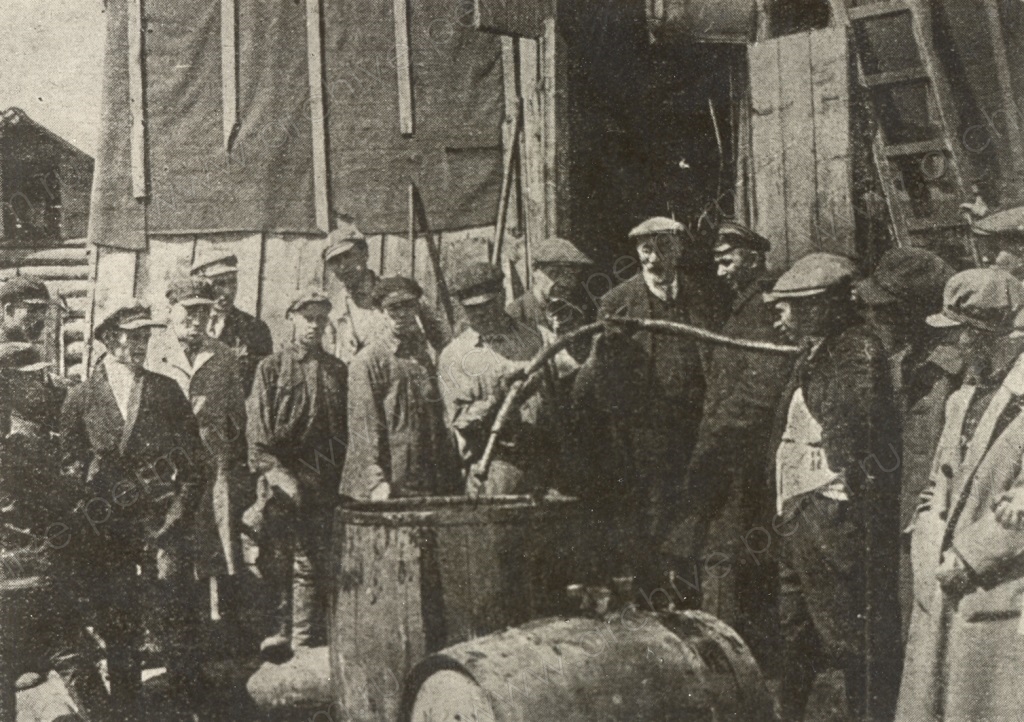 Ф.р-1432.Оп.1.Д.139.Фотография П.И.Преображенского среди бригады бурившей 1-ю нефтяную скважину-1.jpg