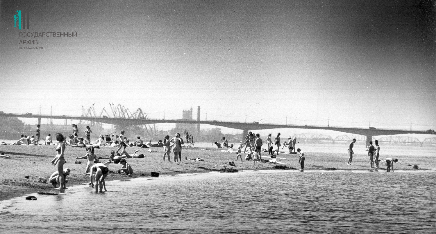 ФФ.2п.Оп.2п.Д.3263. Общий вид пляжа у автомобильного моста через р.Каму. 1992 Пермь.jpg