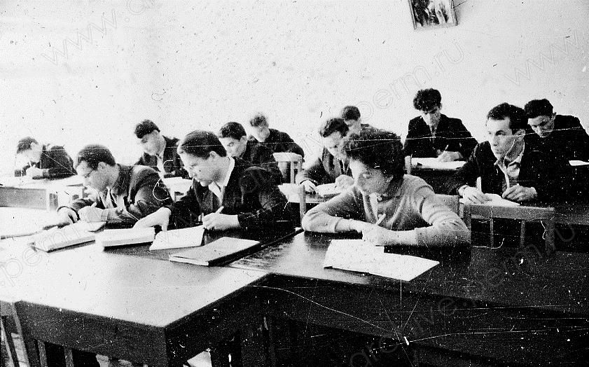 ФФ.Оп.61н_а.Д.2530.Л.3.Рабочие завода - студенты 1 курса ППИ. Завод Камкабель. 1965 г.jpg