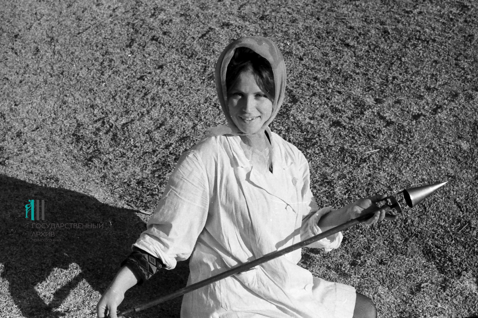 12. ФФ.Оп.61п.Д.06124а.Лаборант Маслова проводит анализ зерна,Пермск.обл,1972г.jpg