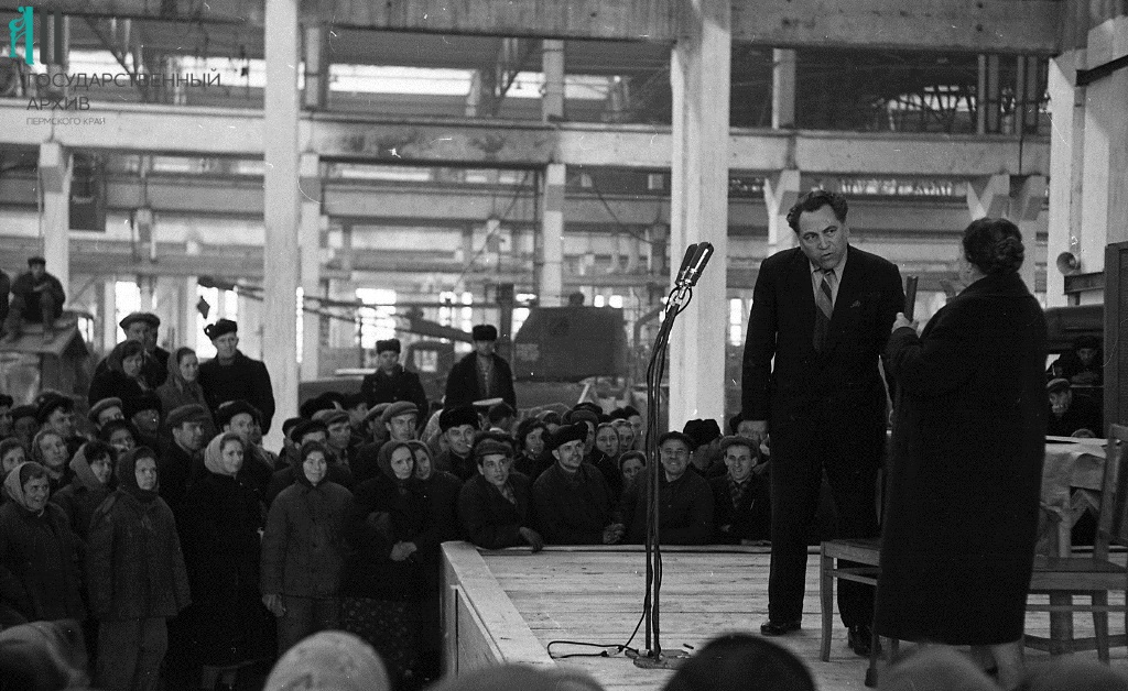 4. ФФ.27н.Оп.27н.Д.1152.Л.5. Творческая встреча трудящихся з-да с артистами Перм. драм театра Пермь..jpg