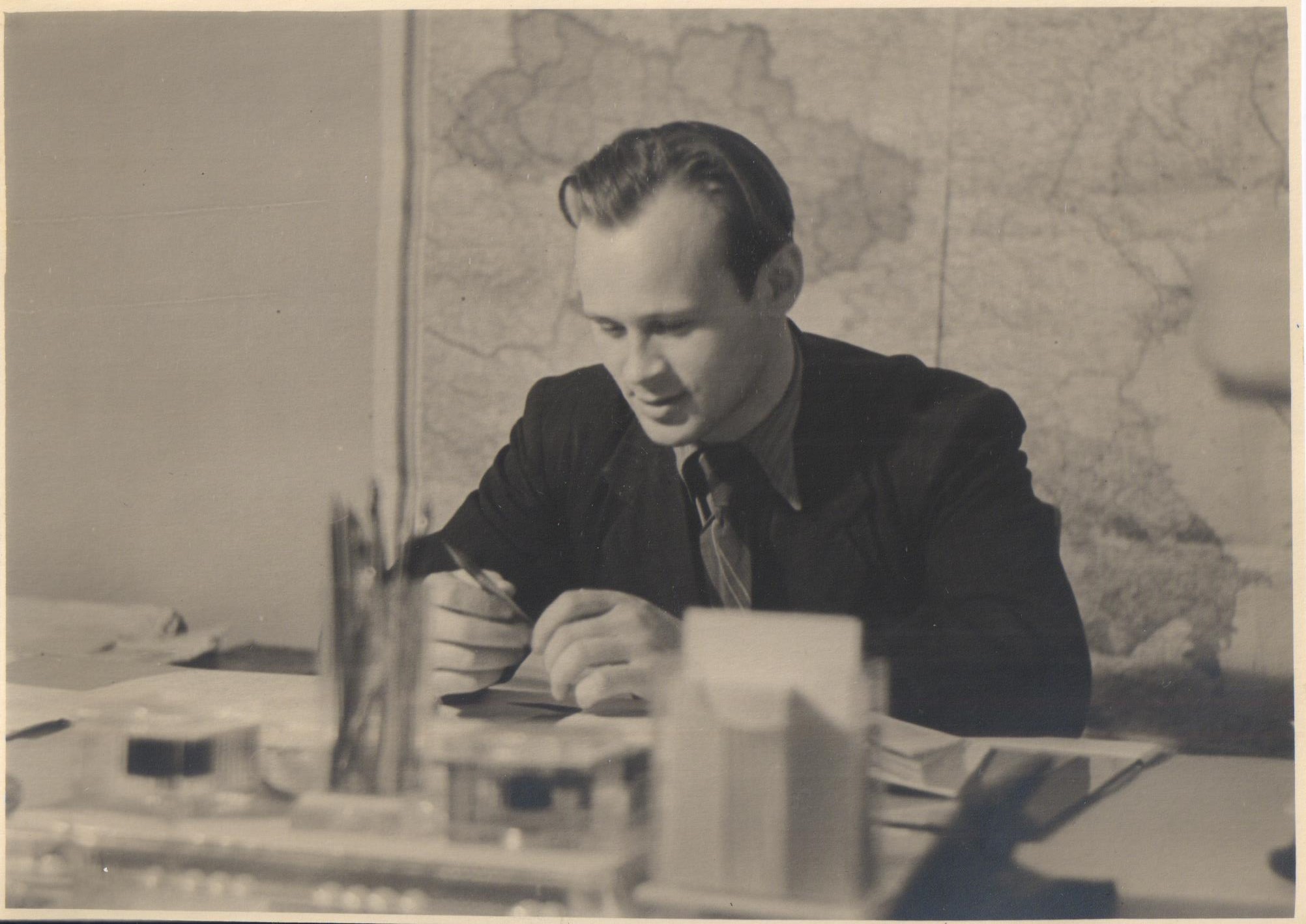 3. Устюгов В.Н. начало 1960-х гг. Директор школы в Краснокамске из Архива В.В. Устюговой.jpg