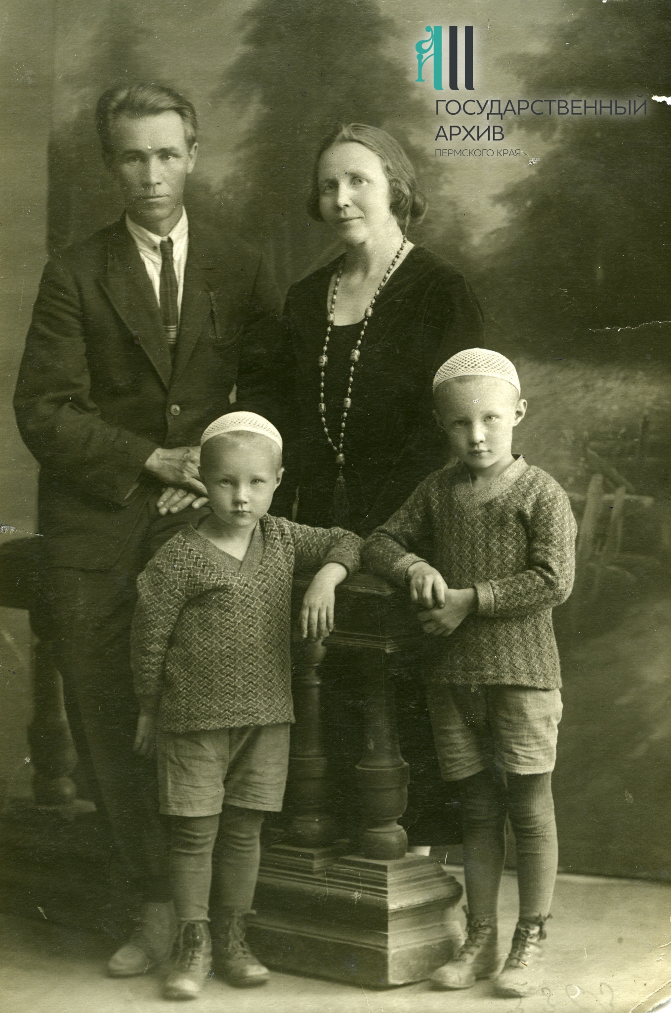 1. Ф.р-1740.Оп.1.Д.162.Л.1. А.А. и А.Ф.Печеркины с сыновьями Игорем слева и Олегом. г.Пермь. Групповой портрет. Подлинник.1933г.jpg