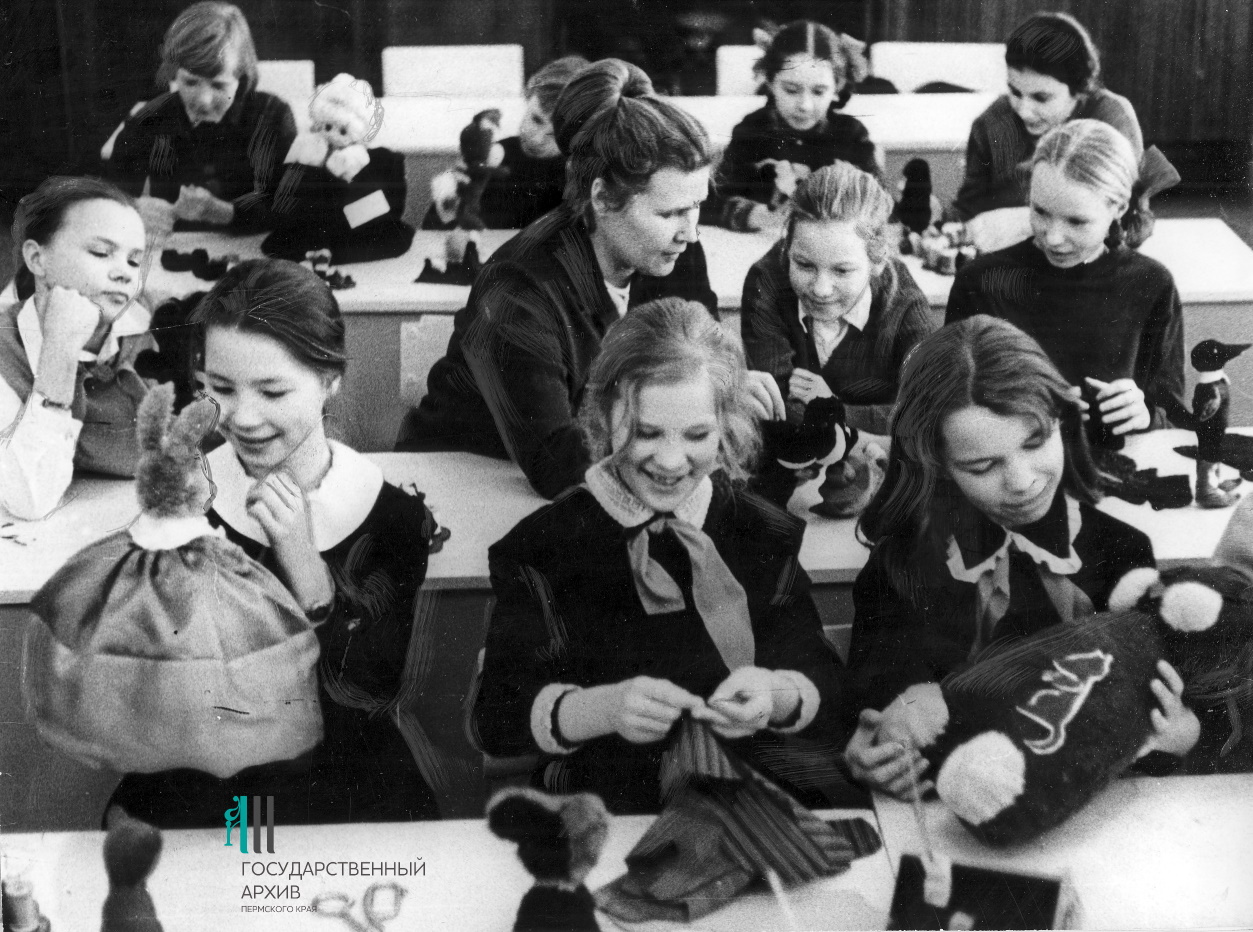 ФФ.Оп.61п.Д.06346.Занятия кружка Умелые руки при Доме пионеров.Пермь,1977г.jpg