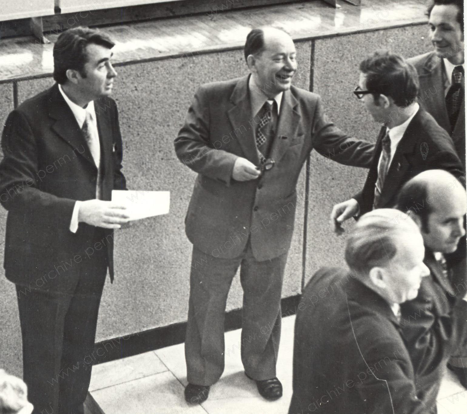 ФФ.Оп.50п.Д.119.Мухин Сергей Григорьевич пермский журналист создатель и первый редактор газеты Вечерняя Пермь в фойе обкома КПСС среди журналистов.jpg