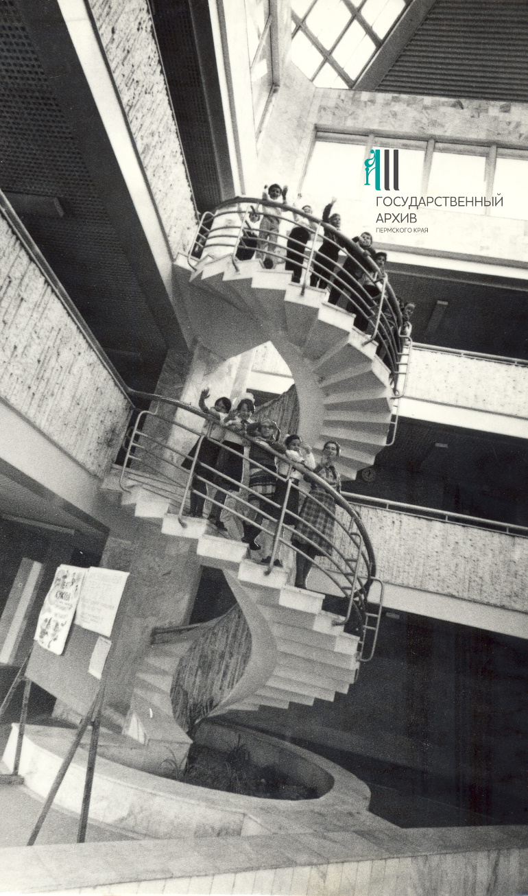 ФФ.6п.Оп.6п.Д.0925. Внутренний вид фойе нового здания Дворца пионеров и школьников. 1986. Пермь.jpg