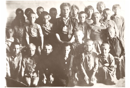 Учащиеся школы, эвакуированной из г. Ленинграда в г. Молотов. [1942 г.]