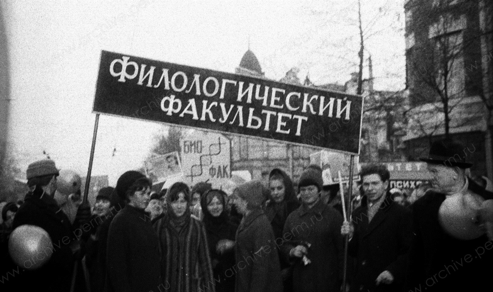 ФФ.Оп.61н_а.Д.3990.Л.13.Преподаватели и студенты педагогич. института на демонстрации 7 ноября 1957 г.jpg