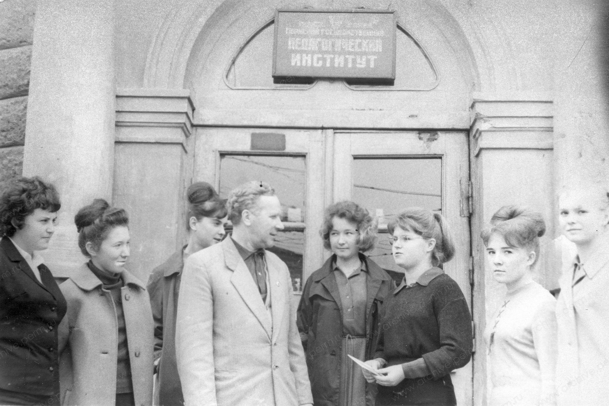 ФФ.Оп.61п.Д.07330.Л.3.Студенты ПГПУ у главного корпуса.,Пермь,1960е г.jpg