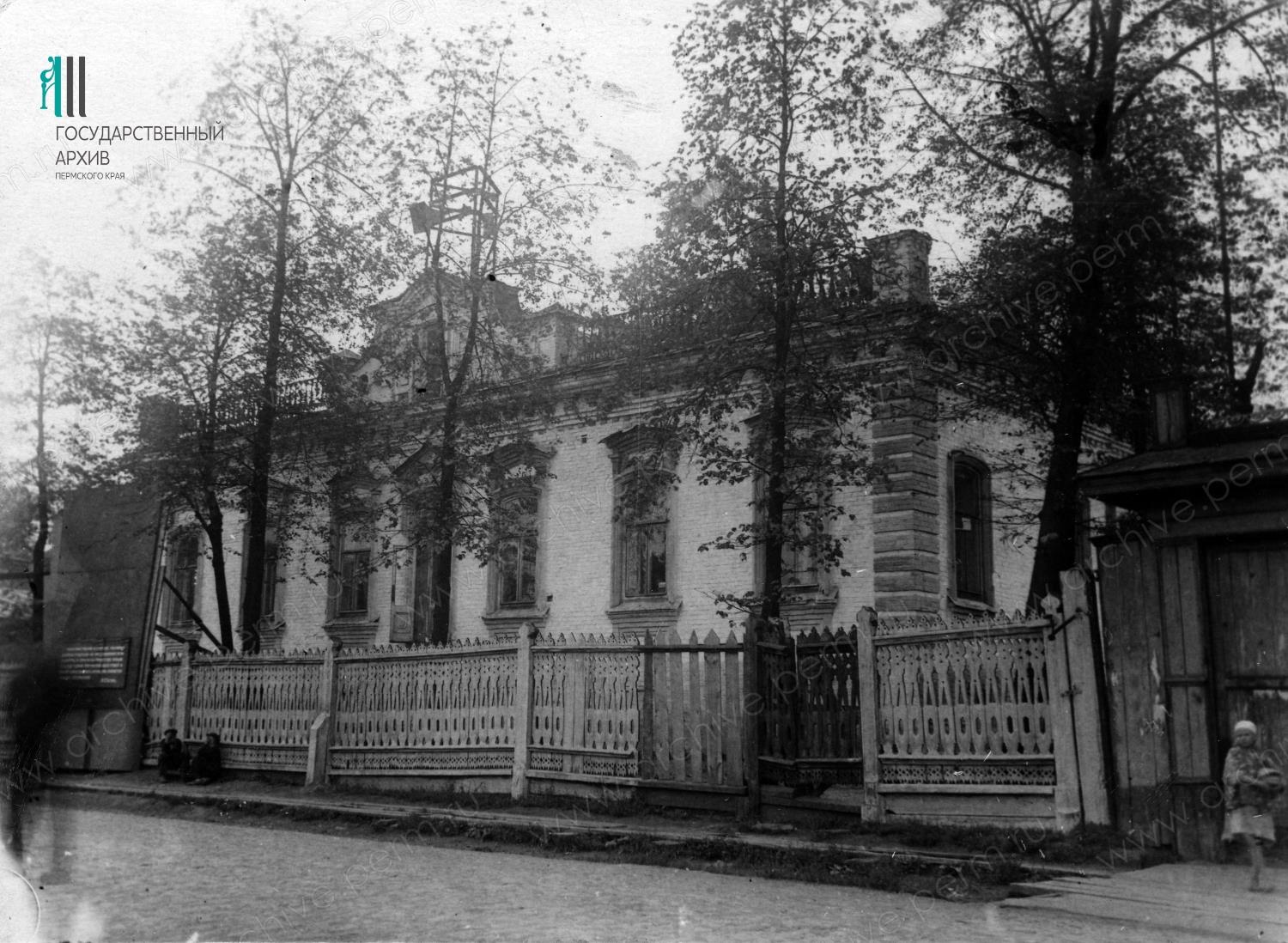 Ф.р.-1665.Оп.1.Д.52.Л.2.Дом Н.Г. Славянова ул. Революции 1905 года д.37 Общий вид 1888-1980-е.jpg