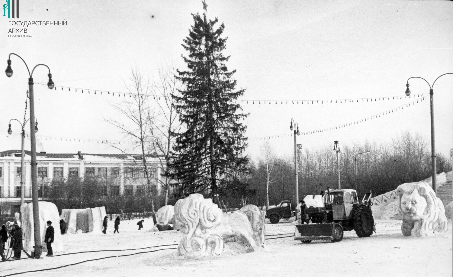 ФФ.Оп.61п.Д.08809.Новогодняя елка и ледяной городок у ДК Ленина,Пермь,1980.jpg