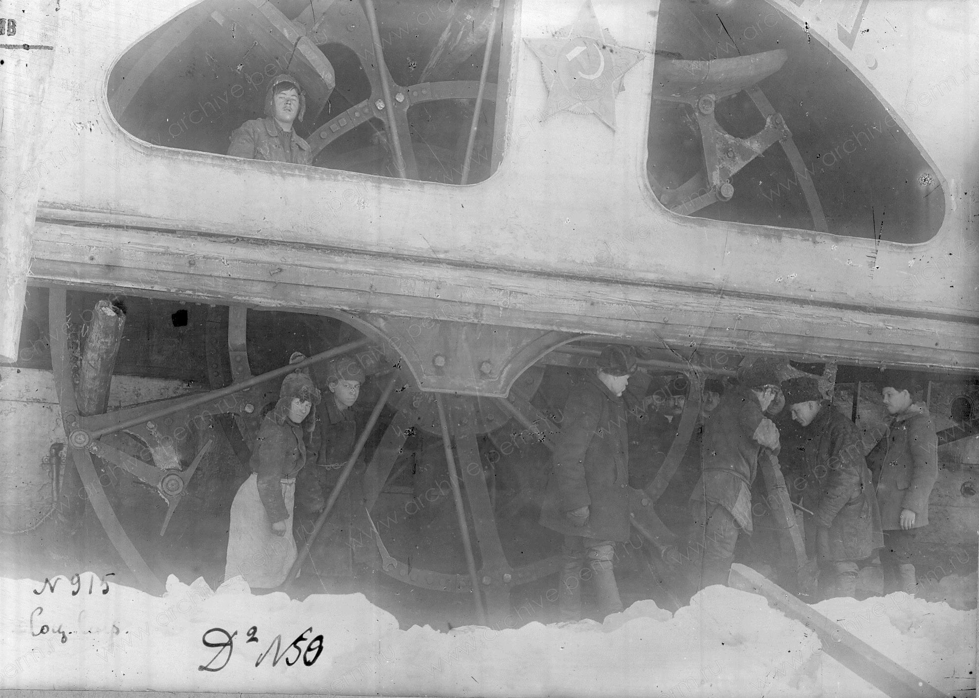 ФФ.Оп.61п.Д.00364.Рабочие во время ремонта колеса парохода.1932г.jpg ФФ.Оп.61п.Д.00364.Рабочие во время ремонта колеса парохода.1932г.jpg