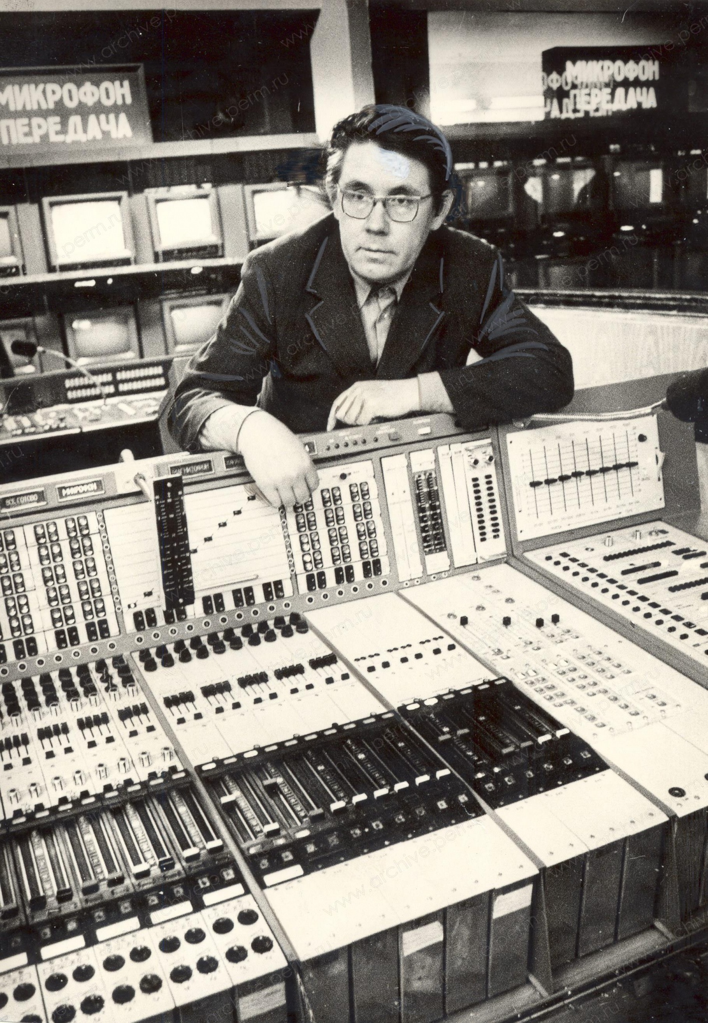 ФФ.Оп.18п.Д.180. Инженер аппаратной радиоцентра В.И.Овчинников у пульта. 1983. Пермь.jpg