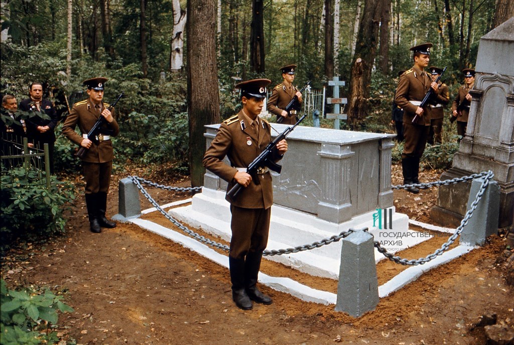 6. ФФ.5д.Оп.5д.Д.1570.Почетный караул у магилы Н.А.Теплова.6.09.1991г.jpg