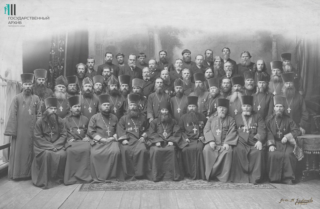 7_ ФФ.60п.Оп.60п.Д.359.Л.1.Епископ Пермский и Соликамский Андроник (5й слева в 1м ряду) среди участников съезда духовенства и церковных старост. Групповой портрет. 1917 г.jpg