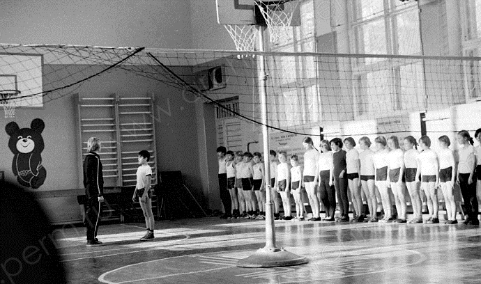 1979_октябрь 5Б на физкультуре16 (2).jpg