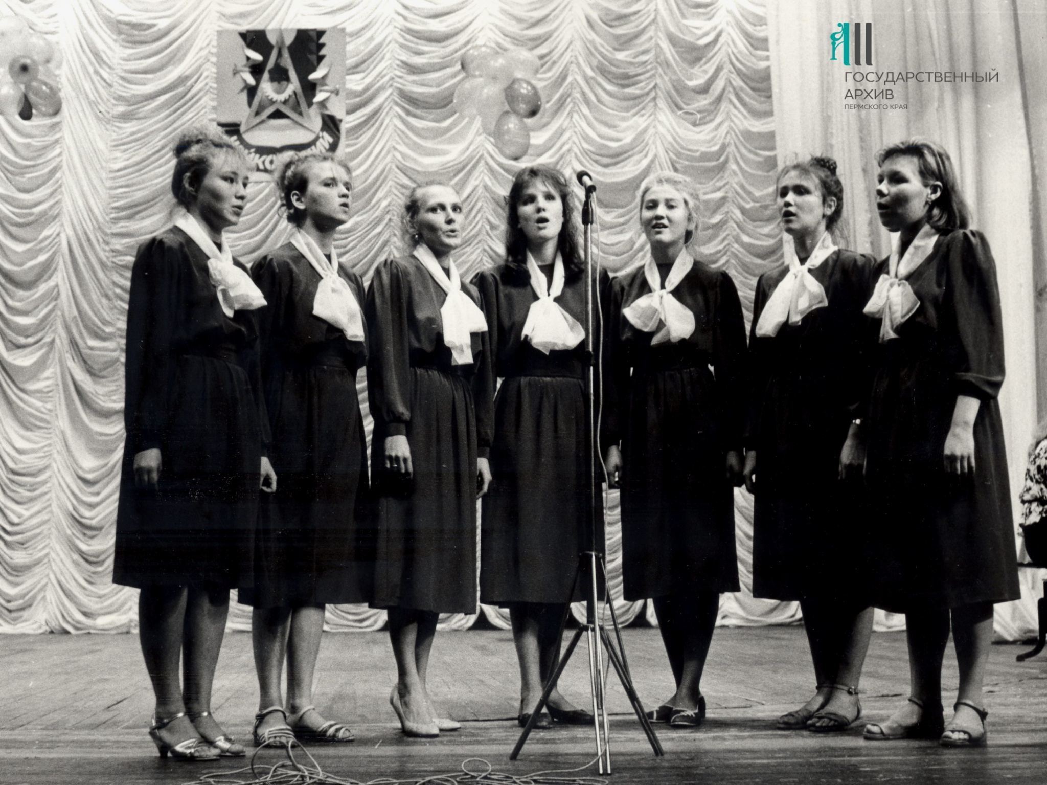 15.ФФ.23п.Оп.23п.Д.73.Выступление женского вокального ансамбля на праздновании Дня города Чайковского. 1980. Пермь.jpg