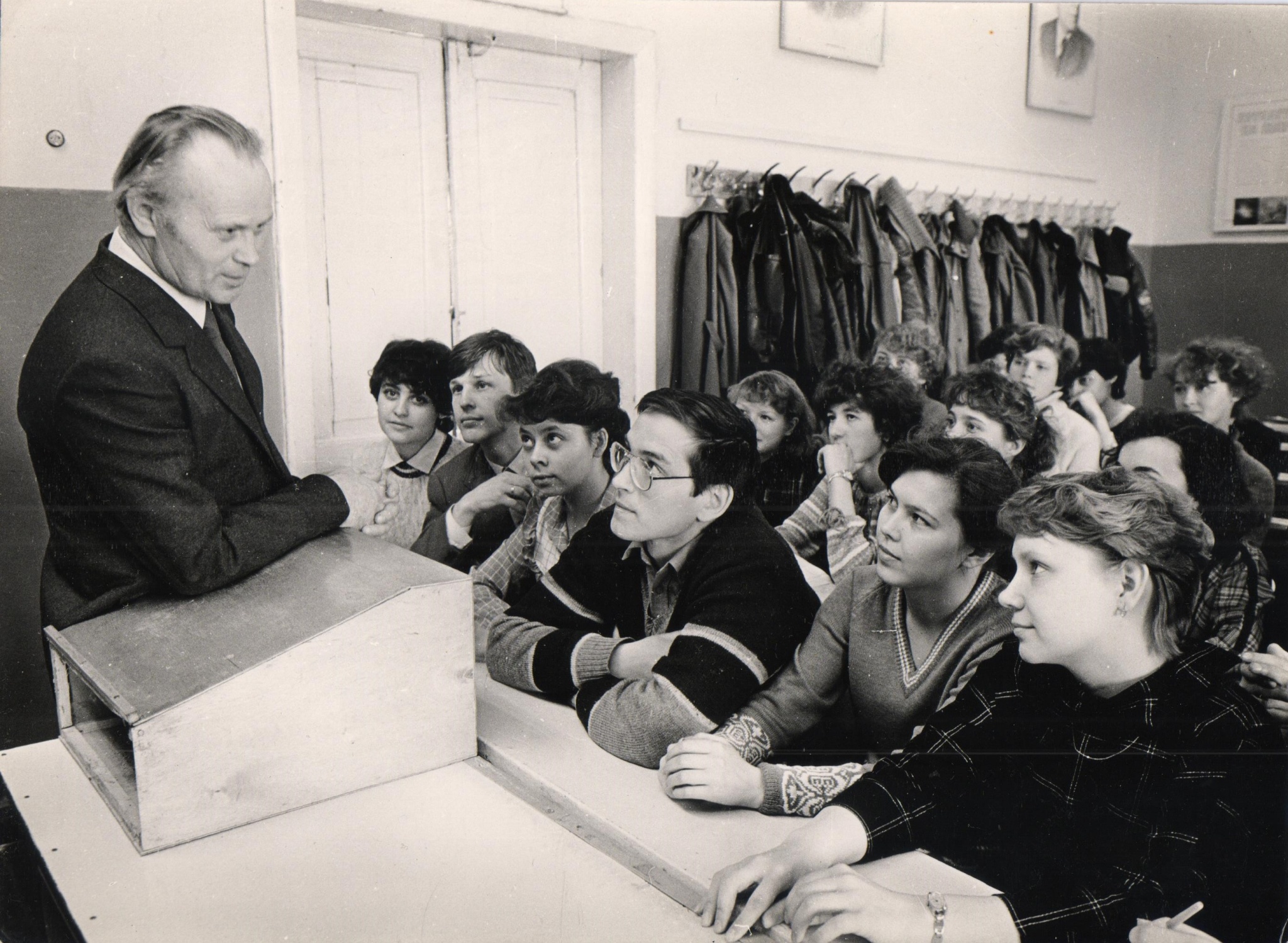 14. В.Н. Устюгов со студентами, 1985 г..jpg