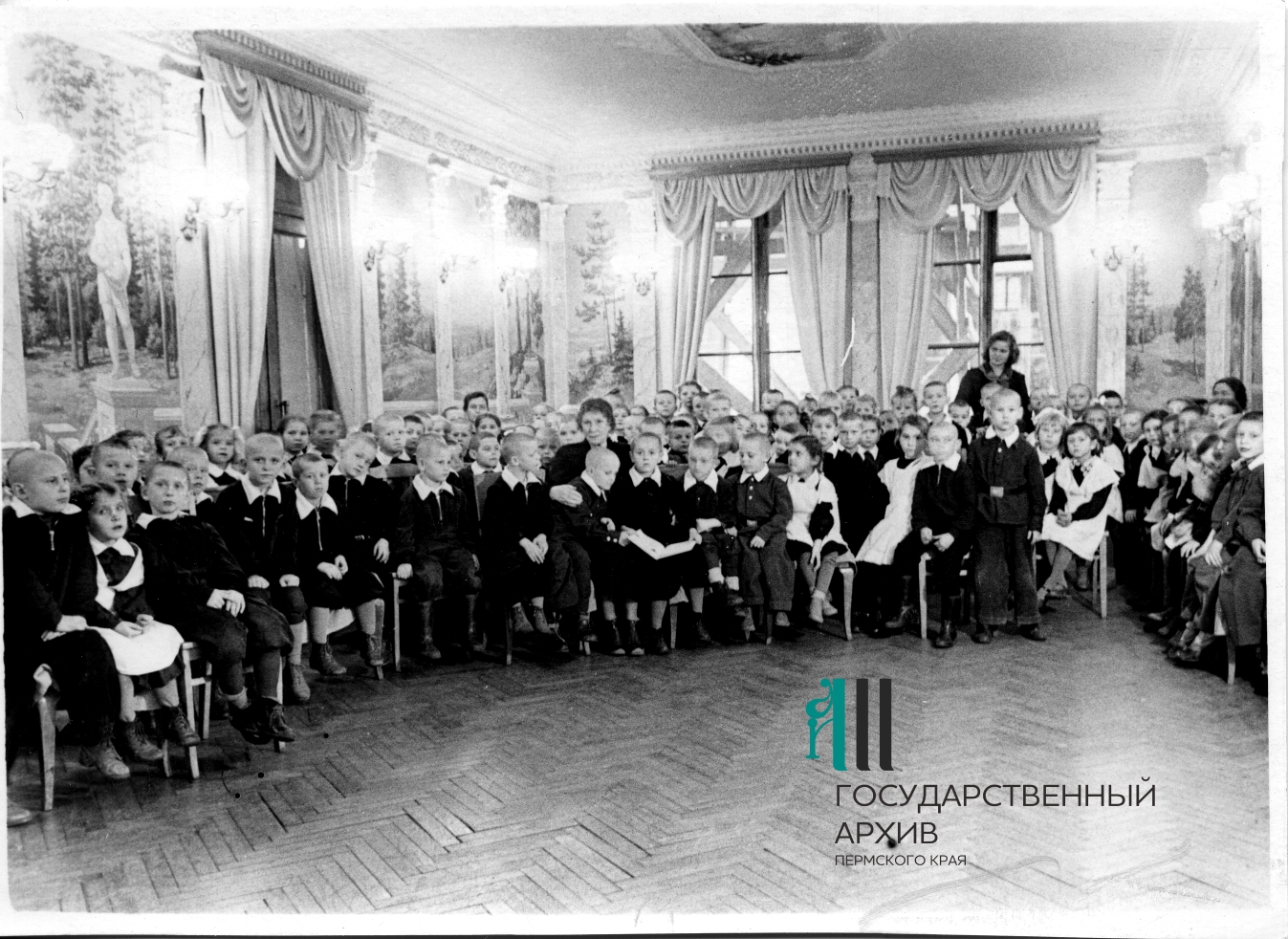 Ф.р-941.Оп.1.Д.180 Е. Ф. Трутнева среди школьников 1952 г..jpg