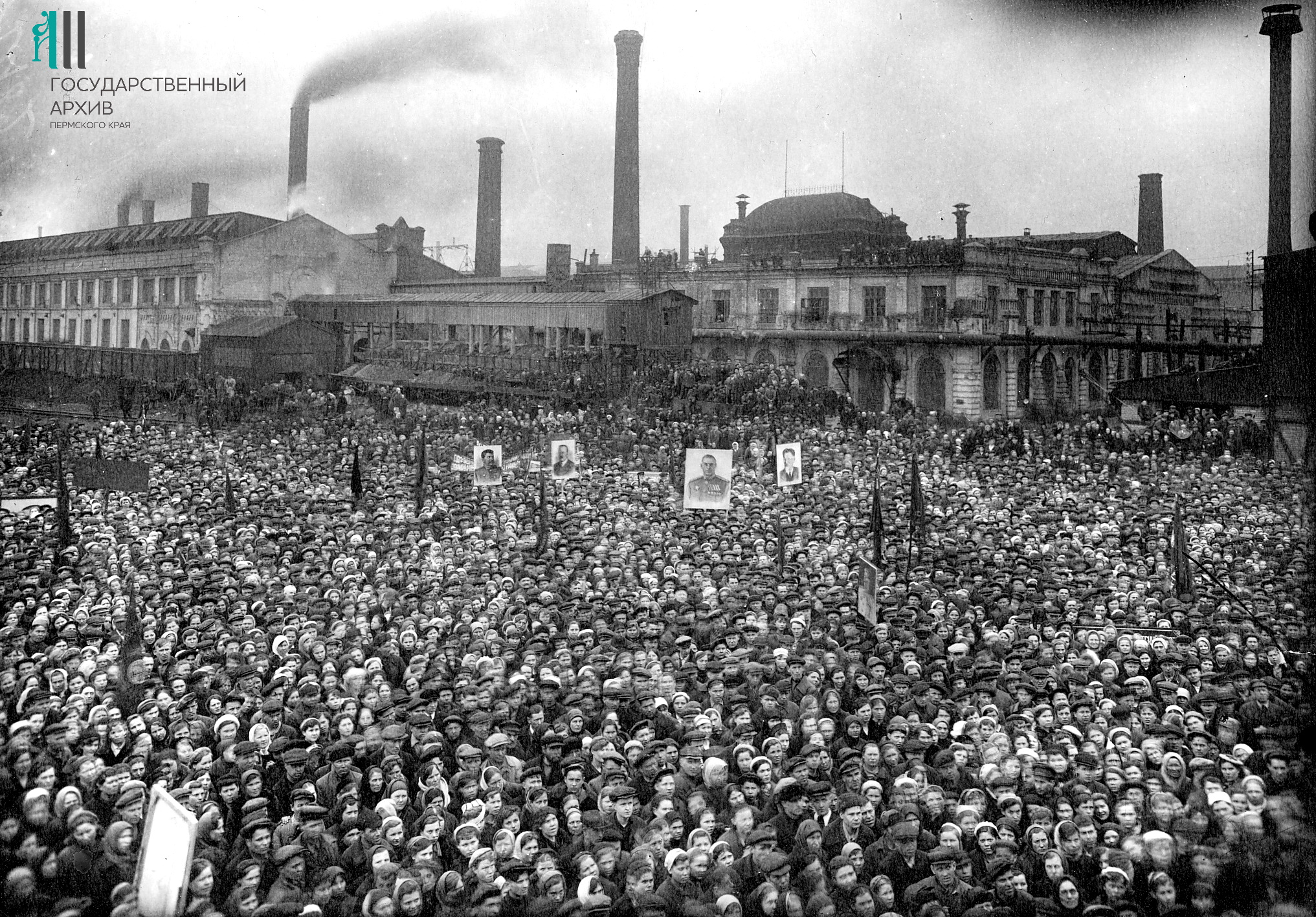 Ф.р-952.Оп.1.Д.874.Л.3.Митинг трудящихся завода им.Ленина в честь Дня Победы в ВОВ,9 мая 1945 г,Пермь.jpg