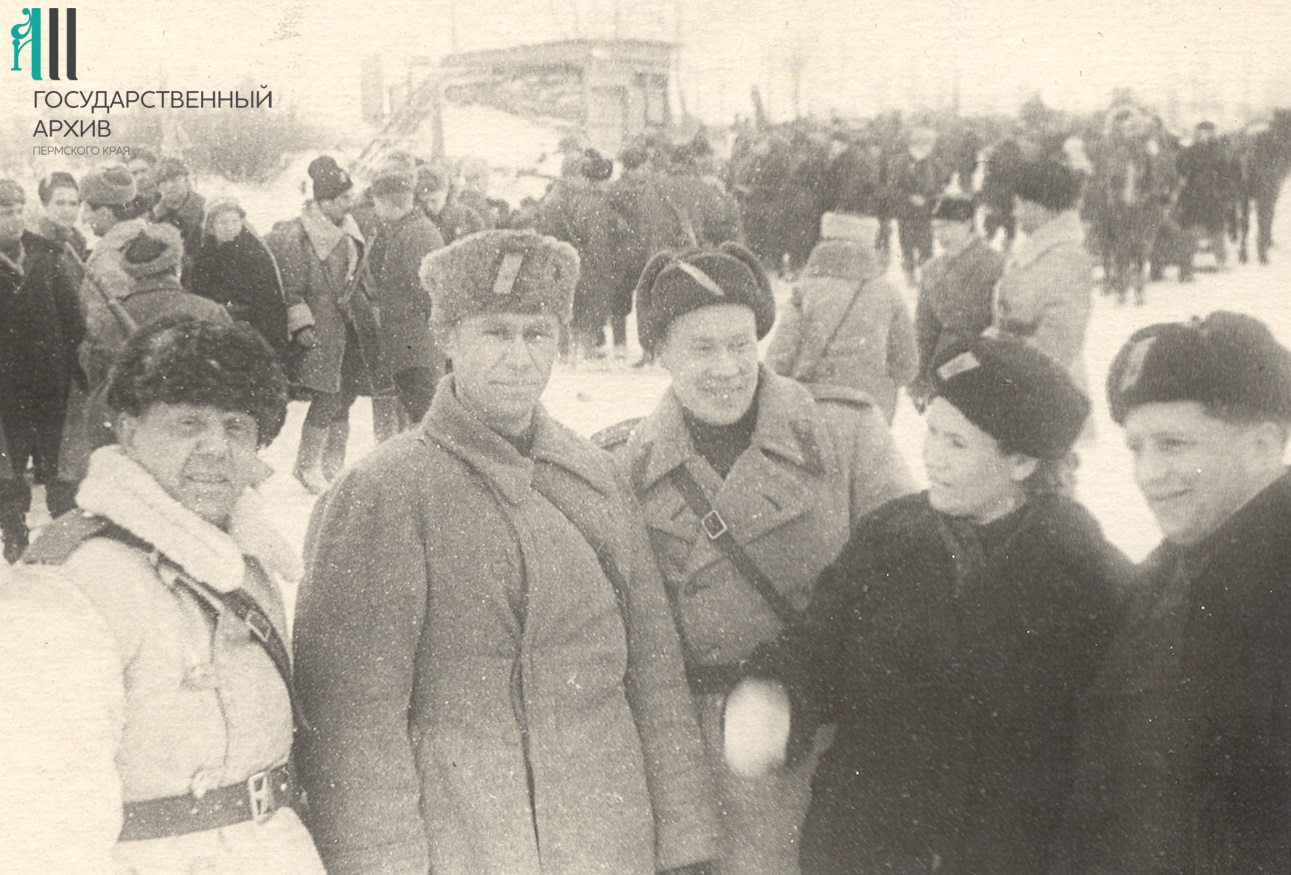 4 Ф.р-790.Оп.1.Д.3722.Групповой фотоснимок С.А.Федоров среди партизан. 1943 г.jpg