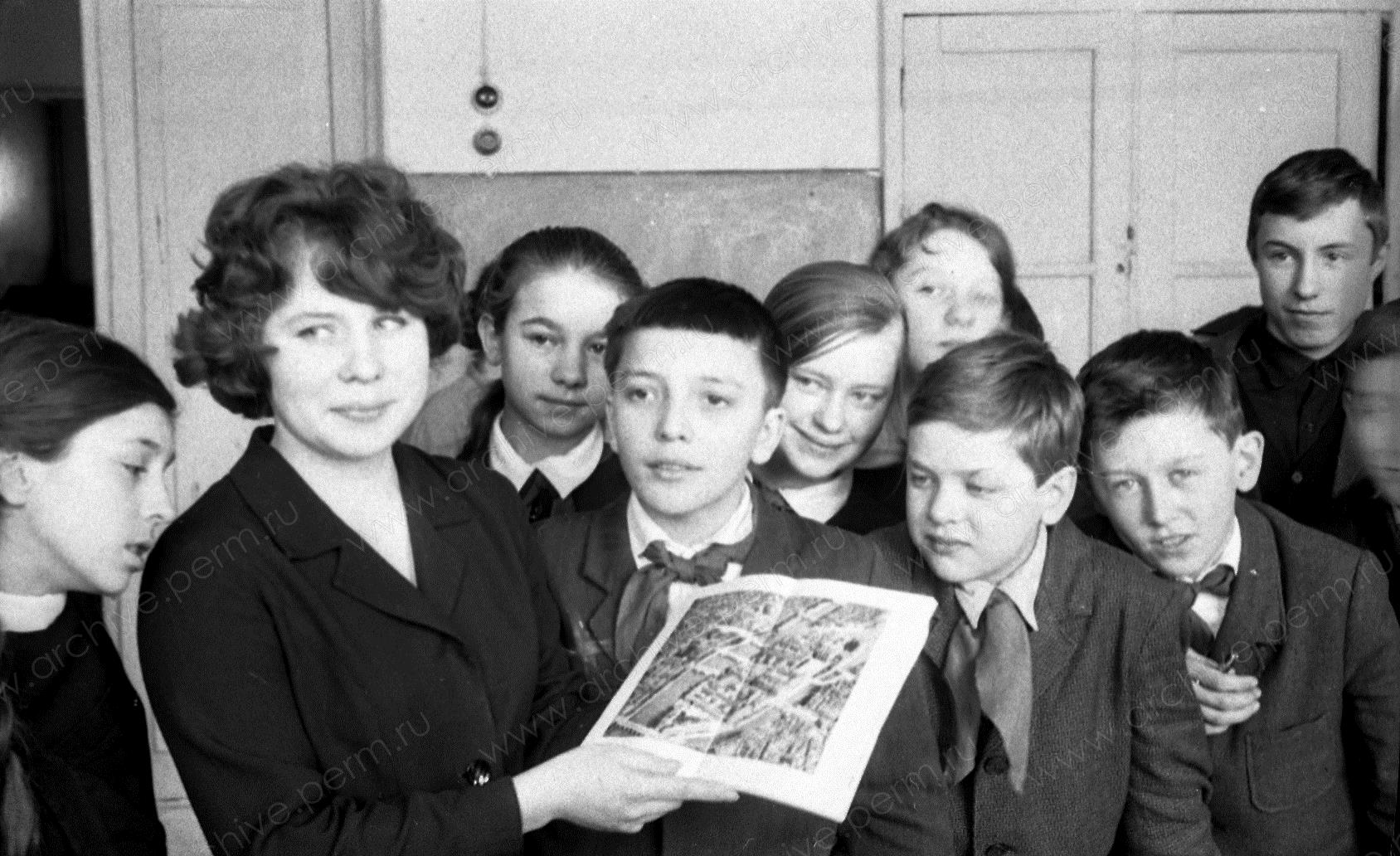 ФФ.Оп.61н_а.Д.3966.Л.48.Сред. школа № 32. Уроки в школе. Студенты пединститута 1966 г.jpg