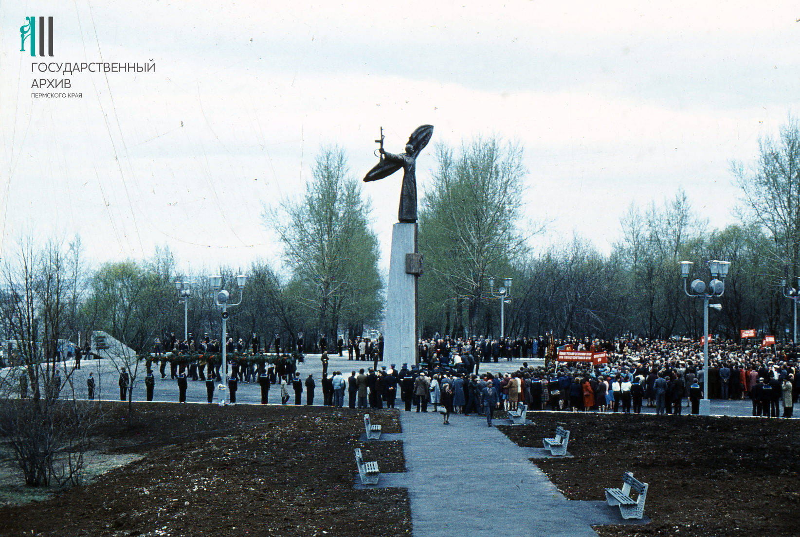 ФФ.5д.Оп.5д.Д.8.Ветераны войны Цепенников , Чернокожев, Катаргин, Скриптов, Чудинов, Русских открывают памятник героям фронта и тыла.май 1985г.jpg