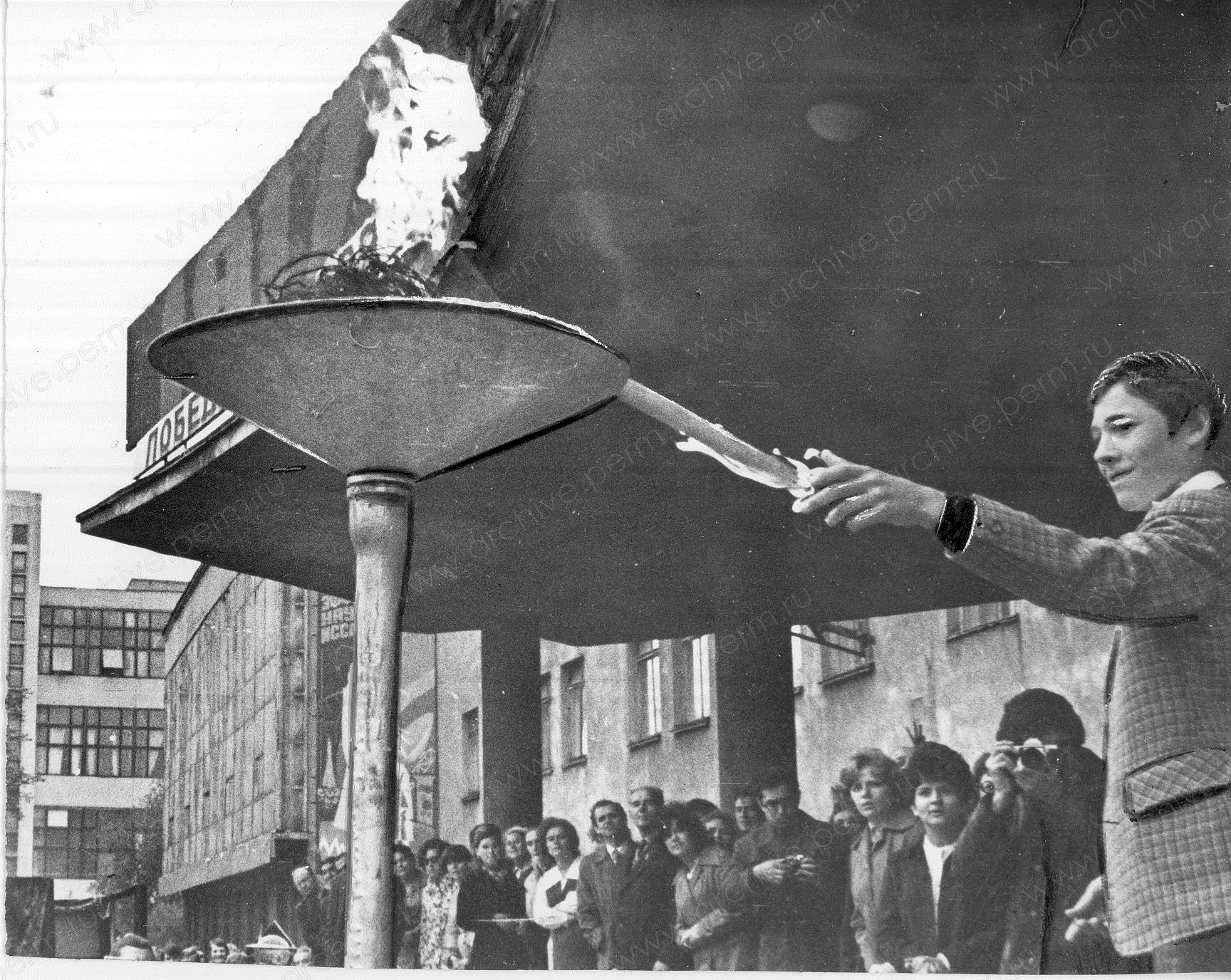 ФФ.Оп.61п.Д.05035.Праздник посвящения в студенты в ПГУ,Пермь,1977г.jpg