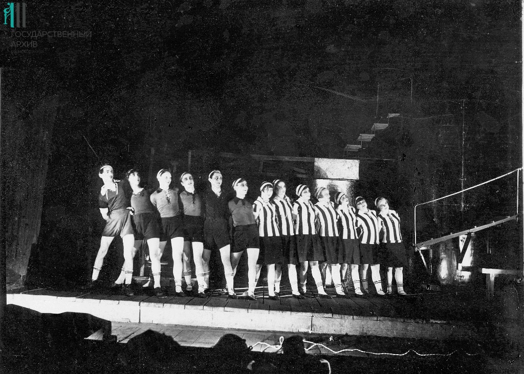 1. ФФ.Оп.61п.Д.10028.Сцена из спектакля Цеха горят в исполнении артистов театра Трам,1930-е.jpg