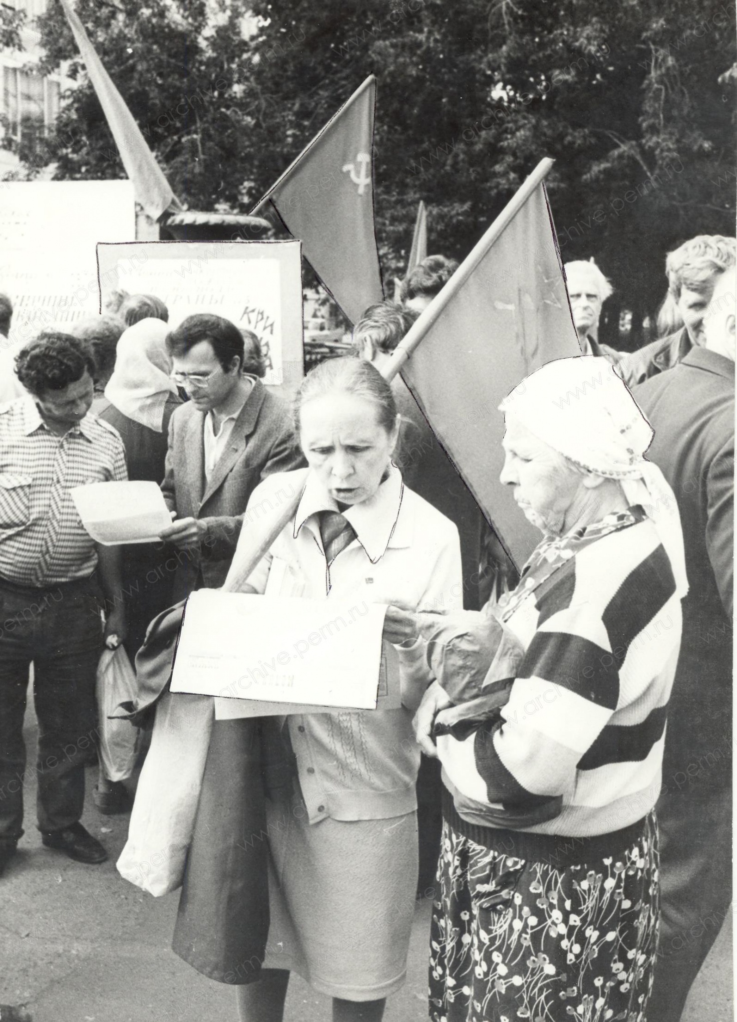 ФФ.53п.Оп.53п.Д.13.Группа пикетчиков во время митинга коммунистов призывающих к возрождению Советской власти в сквере около ЦУМа. 1993 год.jpg