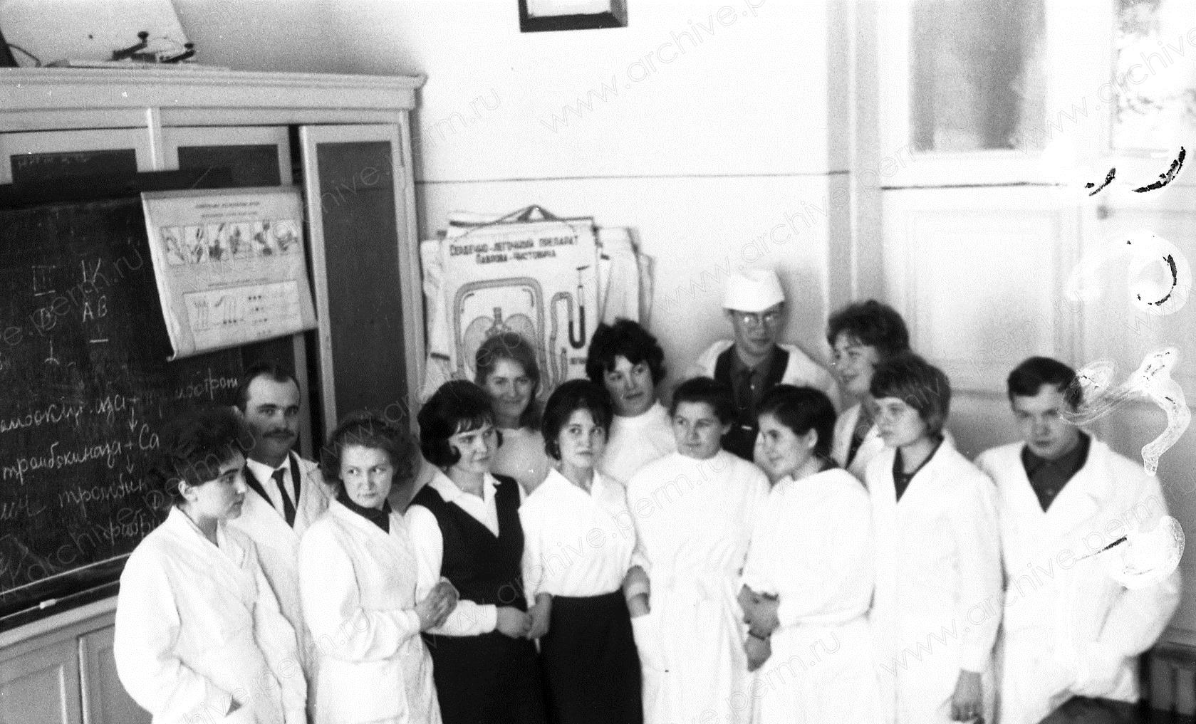 ФФ.Оп.61н_а.Д.3625.Л.1.Студенты 2-го курса 11 группы лечеб ф-та мединститута . 1966 г.jpg