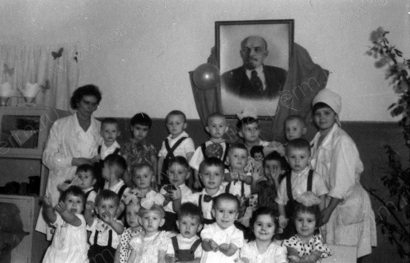 ФФ.Оп.61н_а.Д.3992.Л.53.Детские ясли № 28. Дети и воспитательницы. 1964 г.jpg ФФ.Оп.61н_а.Д.3992.Л.53.Детские ясли № 28. Дети и воспитательницы. 1964 г.jpg