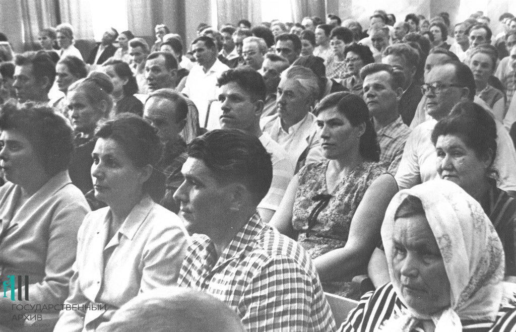 10. ФФ.Оп.35п.Д.02. Участники собрания трудящихся з-да им.Орджоникидзе 1966 Пермь..jpg