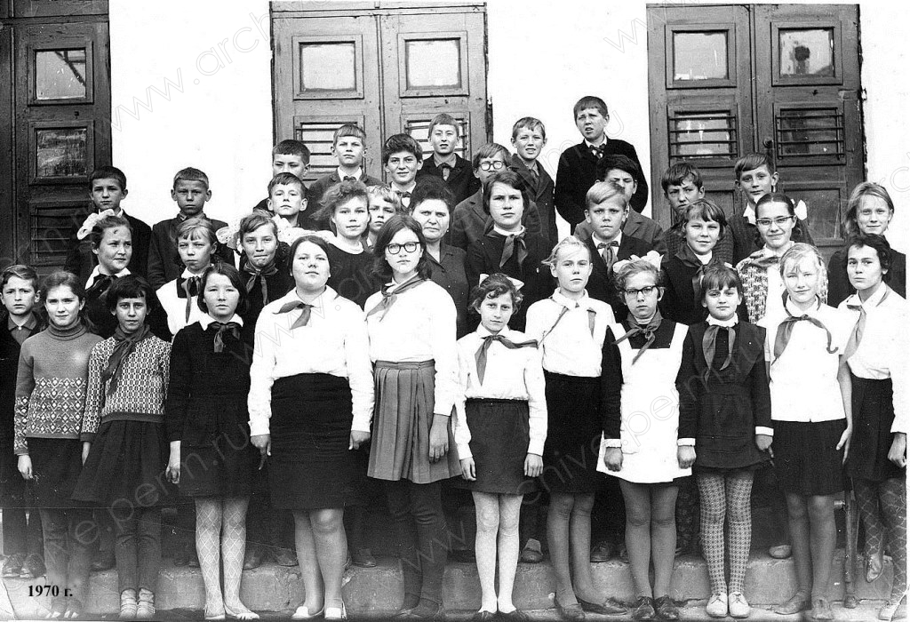1970_6Б у школы (2).jpg