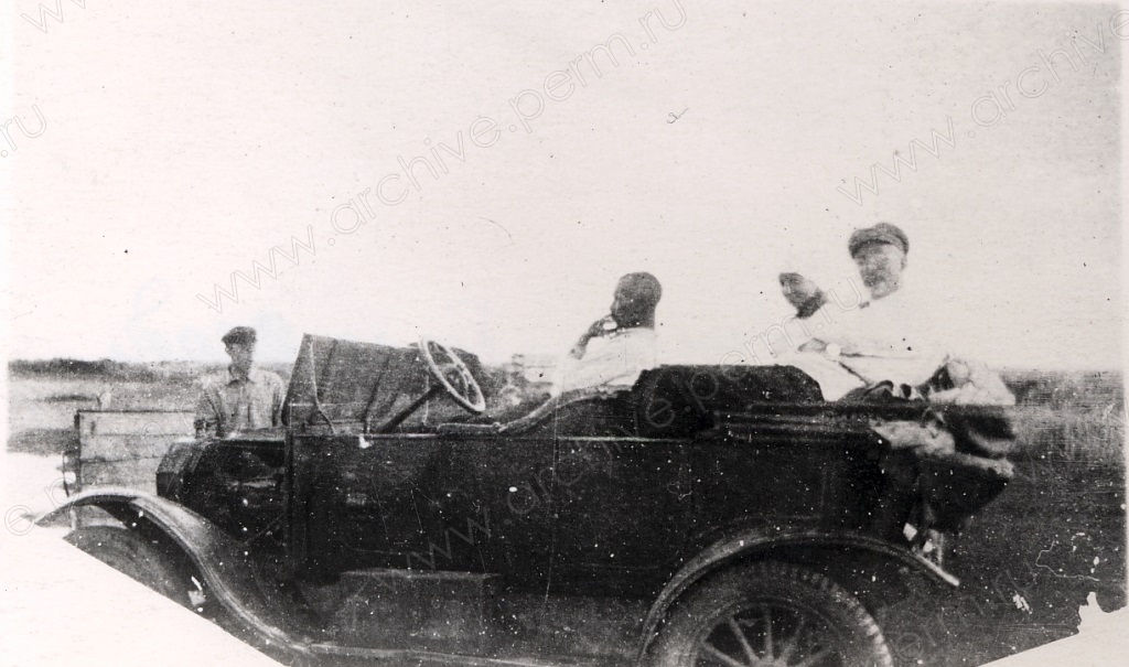 Ф.р-1432.Оп.1.Д.142.П.И.Преображенский в автомобиле-1.jpg