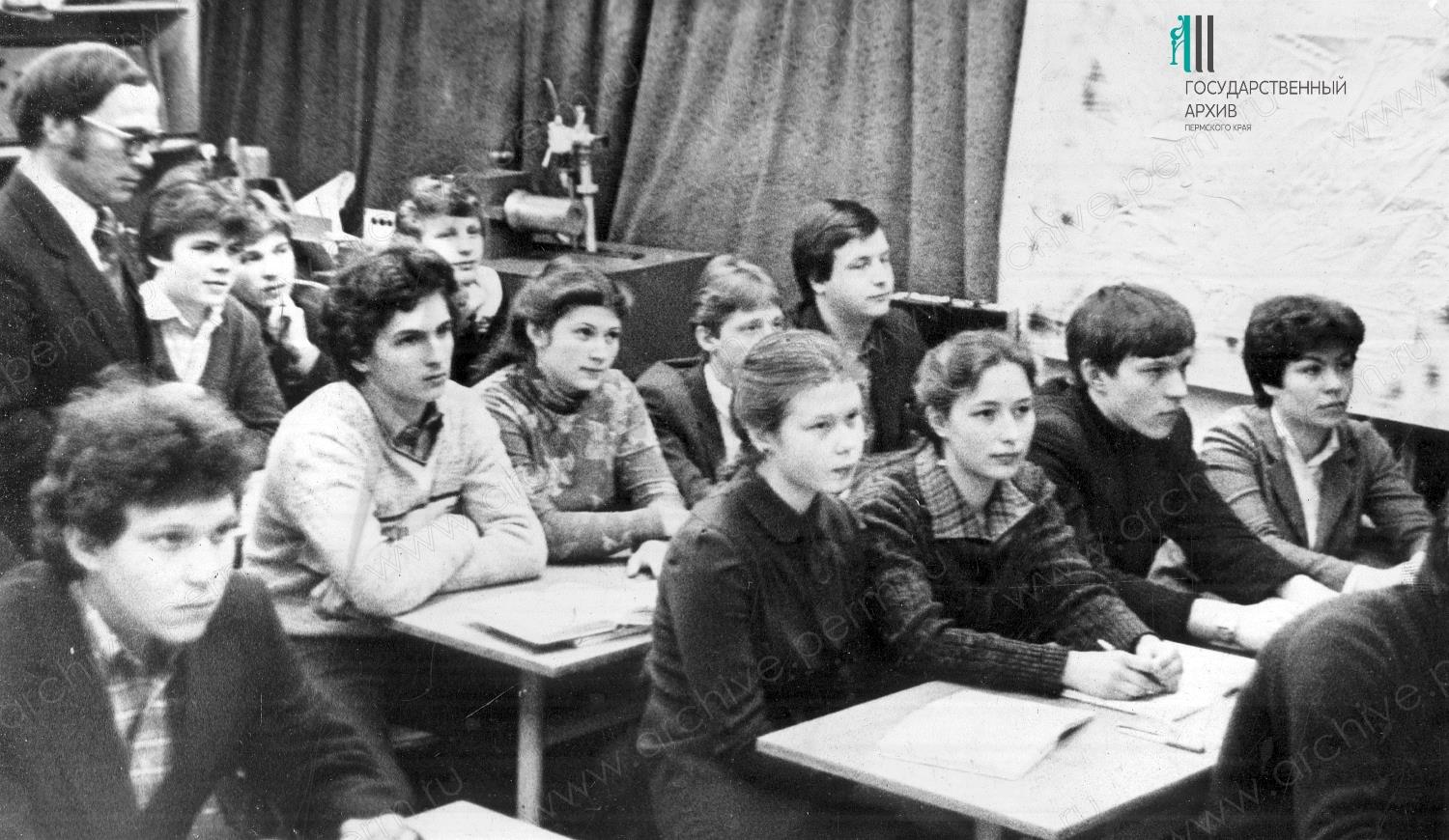 ФФ.2п.Оп.2п.Д.1980.Л.1. Учащиеся механического техникума им.Славянова 1983 Пермь..jpg