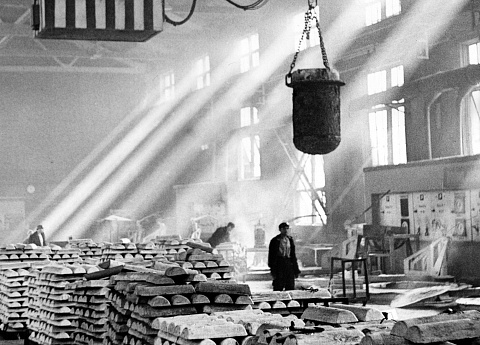 В одном из цехов Соликамского магниевого завода