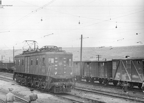 Электровоз на станции Кизел