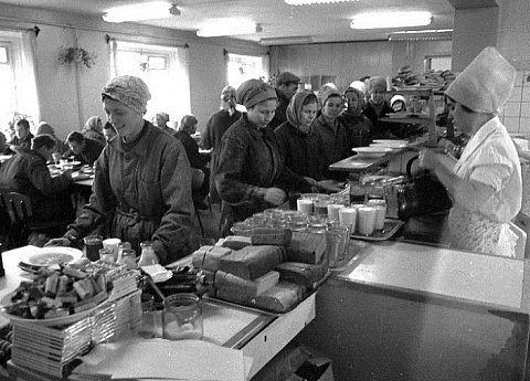 Столовая на заводе им. Дзержинского.