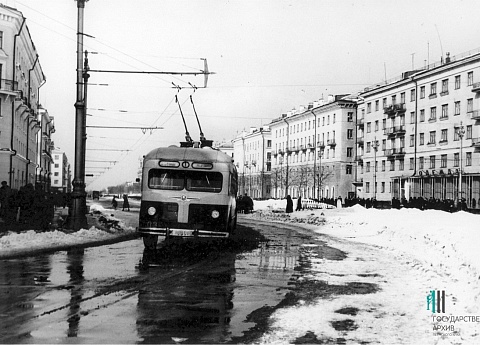 Троллейбус на Комсомольском проспекте