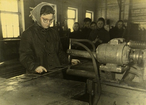Школьники на производстве.